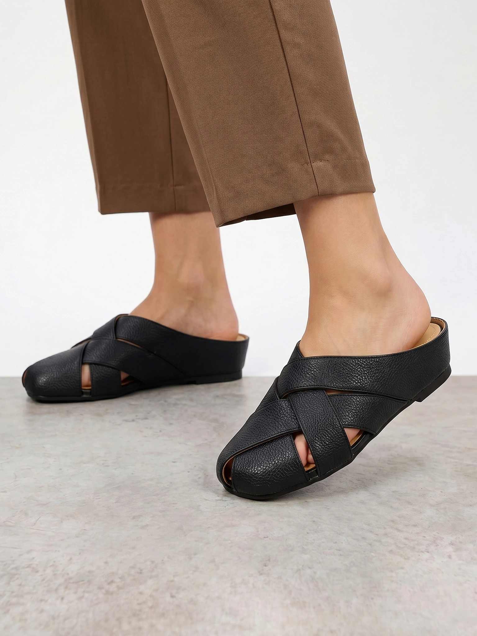 Сабо черного цвета на венском каблуке